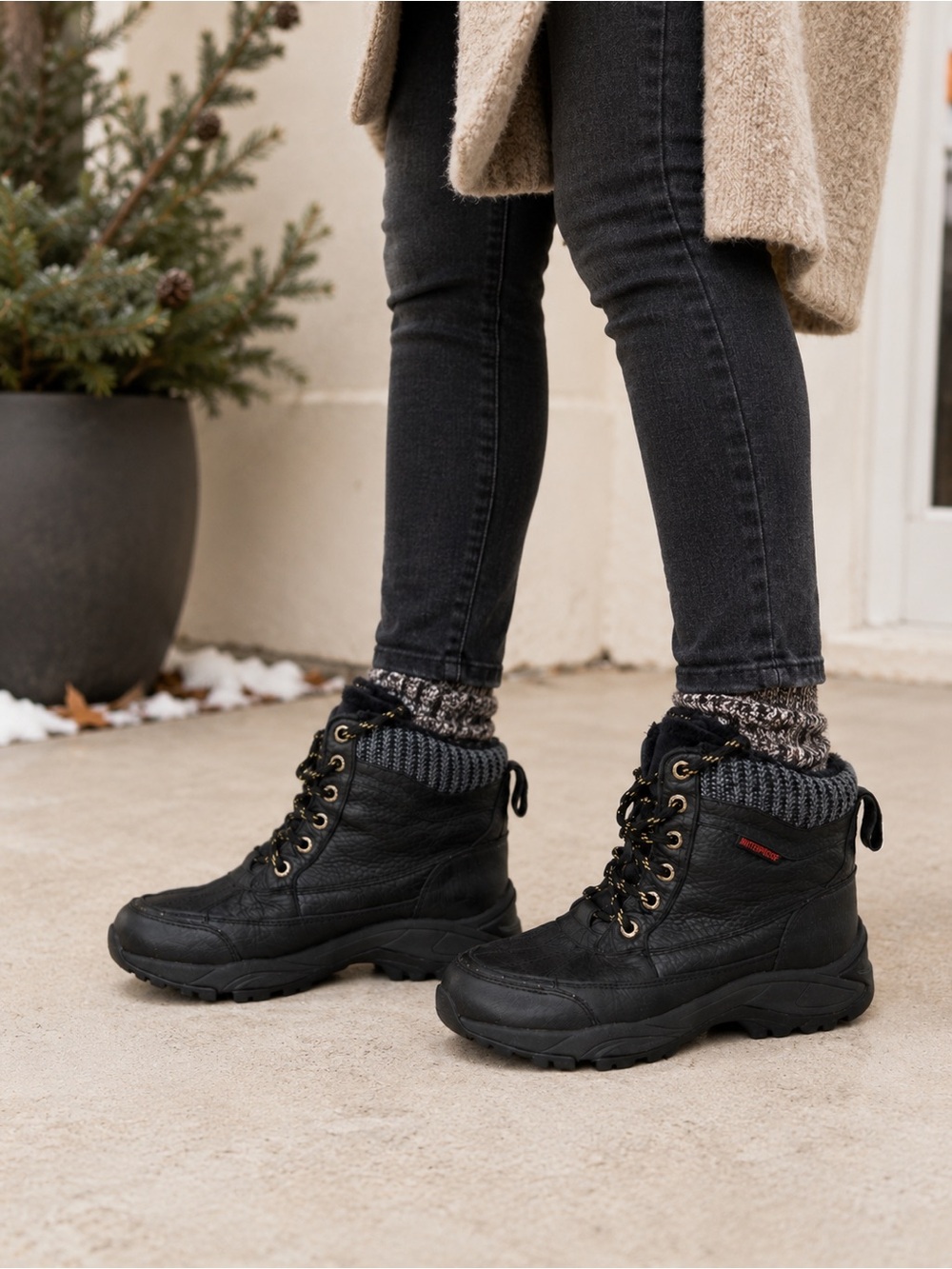 SOFT Moc black leather winter ankle boots size 7 waterproof warm outdoor lace up